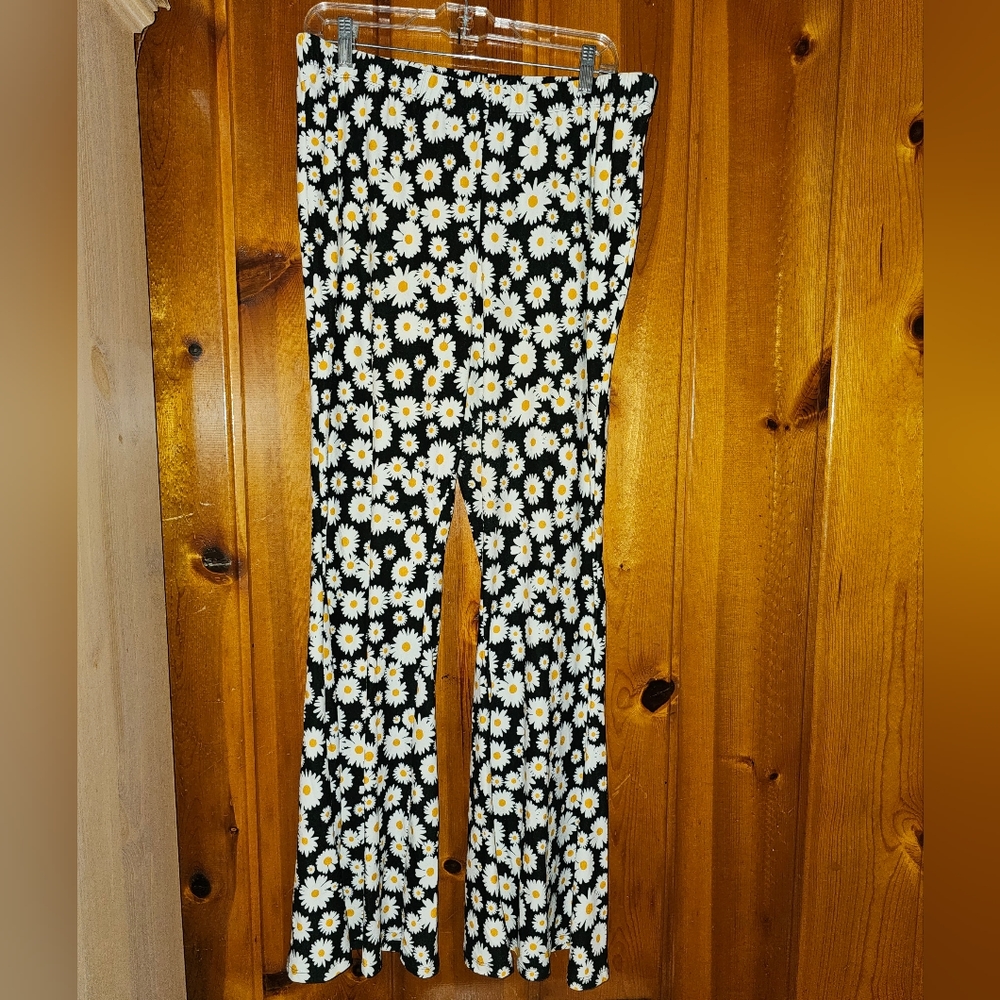 Flared Daisy Pattern Pants. - image 2